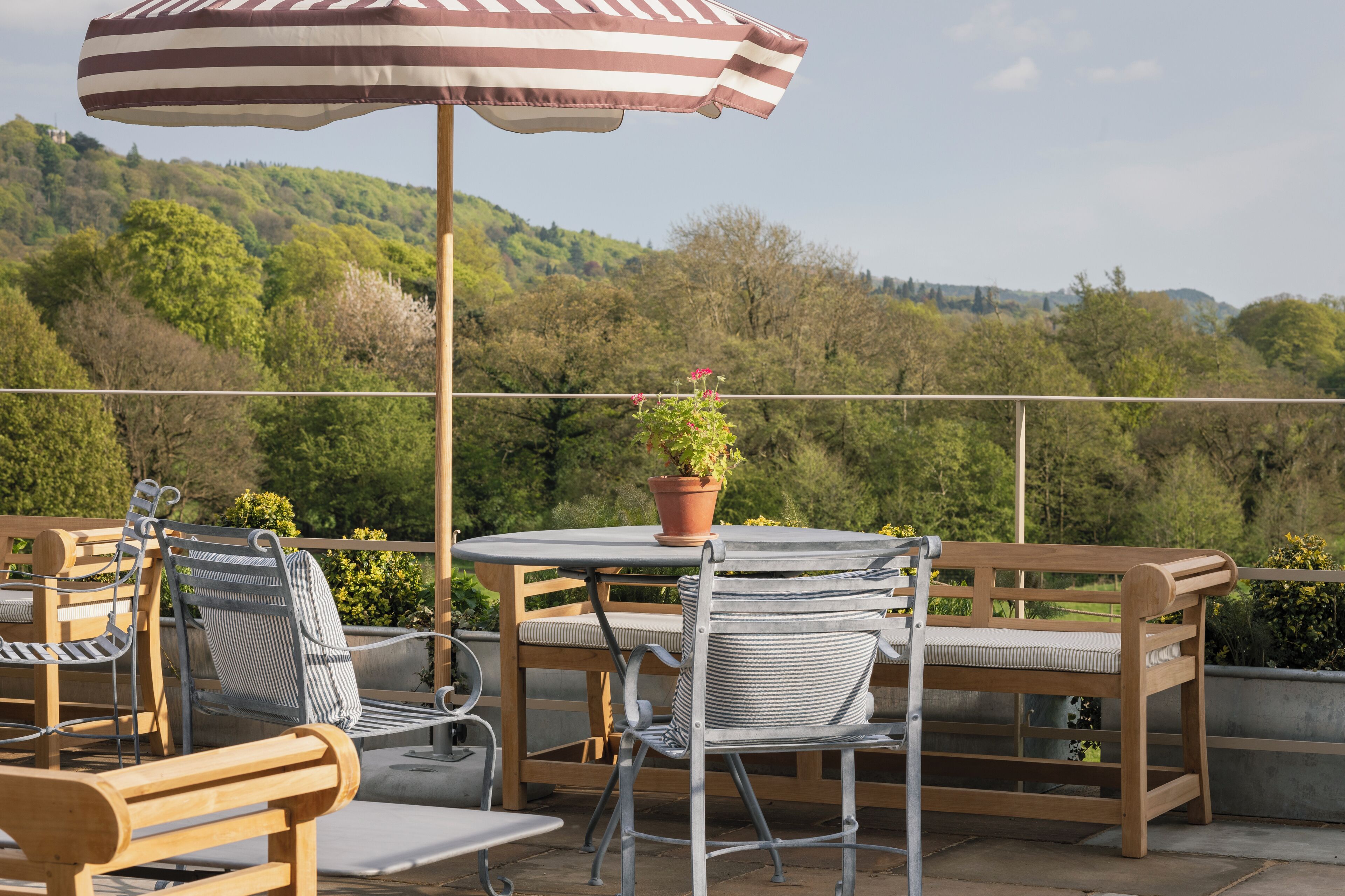 2 restaurants, breakfast served