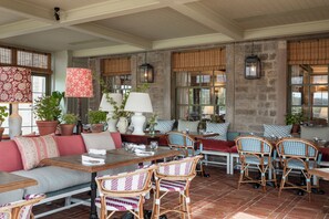 2 restaurantes; se sirve desayuno, almuerzo, cena y brunch