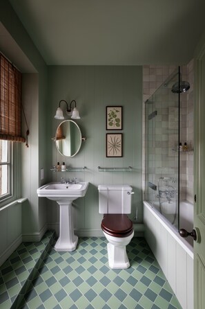 Superior Double Room | Bathroom | Combined shower/tub, designer toiletries, hair dryer, bathrobes