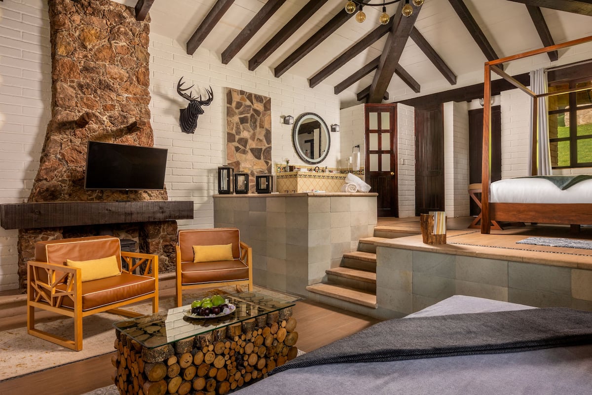 Superior Cabin | Iron/ironing board, WiFi, bed sheets