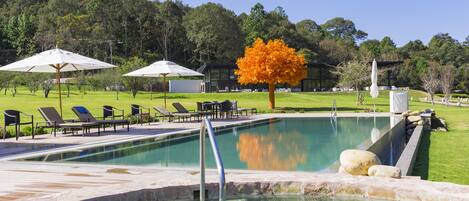 Kolam renang outdoor, dengan payung kolam renang
