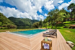 Una piscina al aire libre, sombrillas