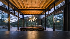تلفزيون بشاشة مسطحة بحجم 32-بوصة يعرض قنوات فضائية، تلفزيون