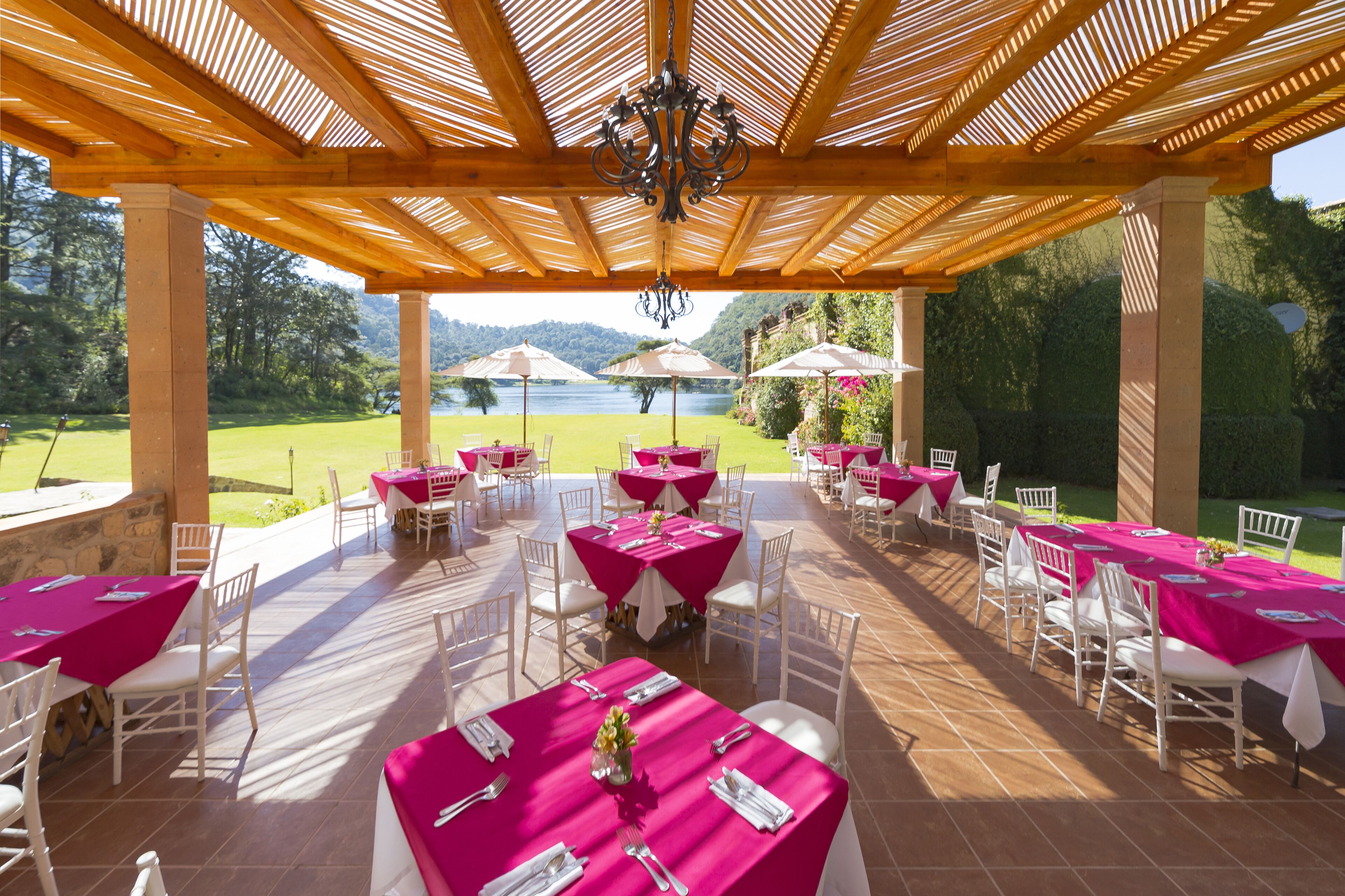 2 restaurants, breakfast, lunch, dinner served; Regional cuisine 