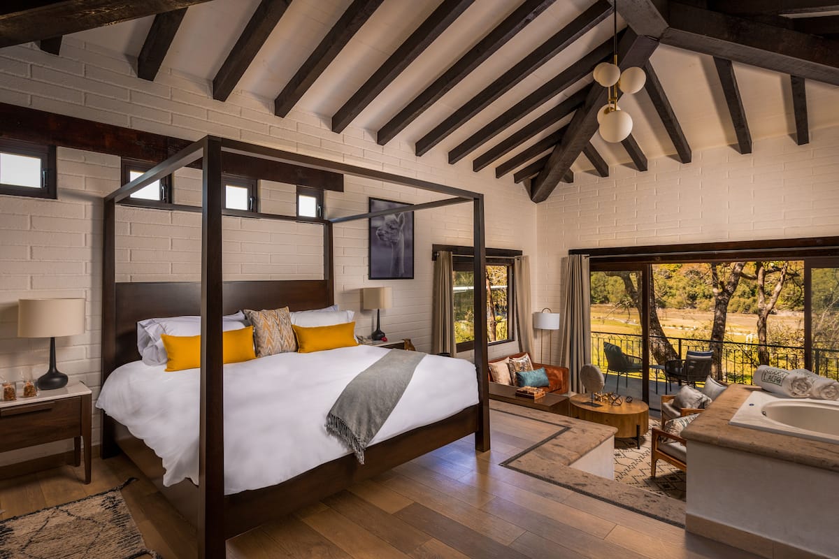 Ultra Suite Cabana | Bathroom | Shower, free toiletries, hair dryer, bathrobes