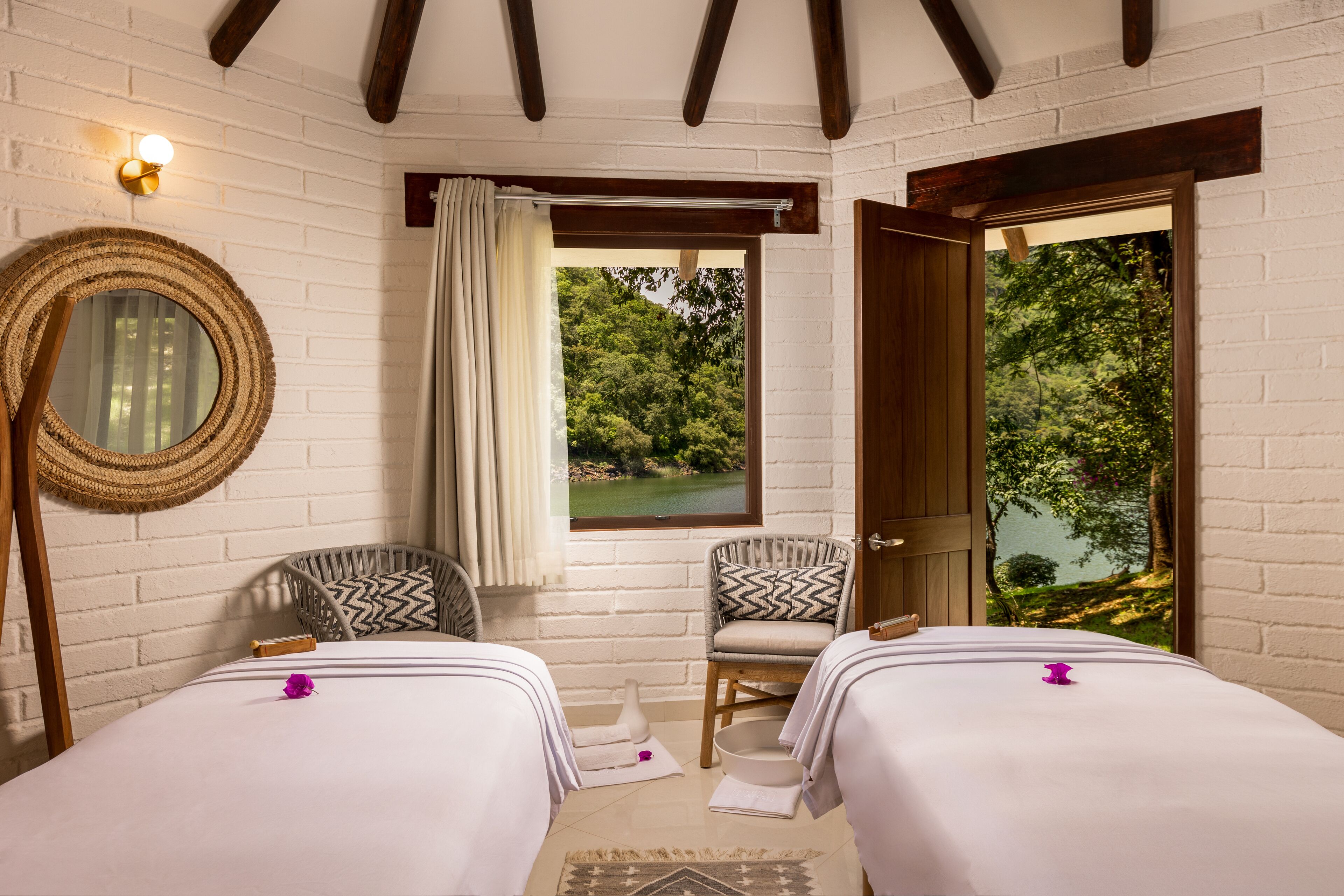 Salas de tratamiento para parejas, tina de hidromasaje y baño de vapor 