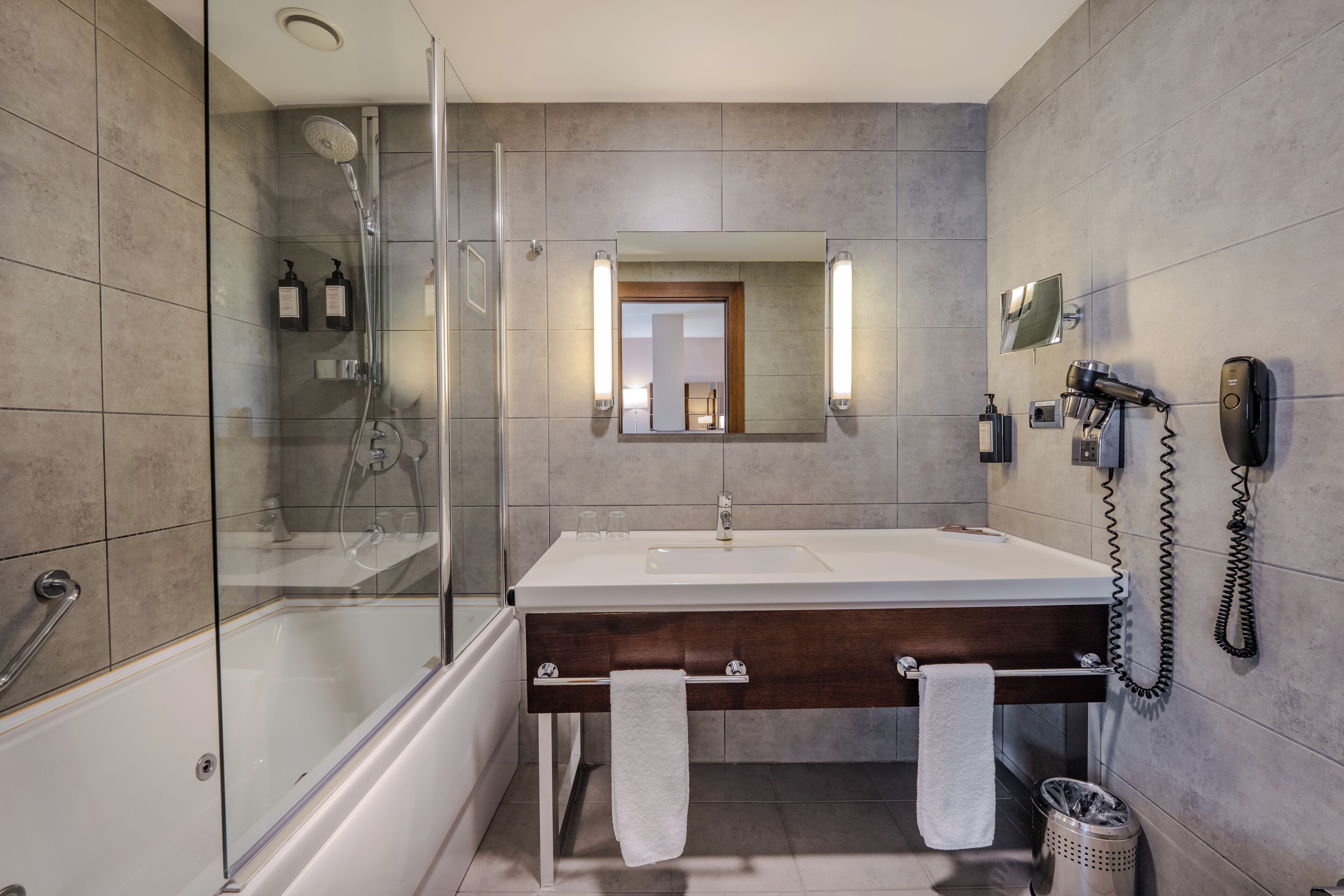 Suite, 1 Double Bed, Corner | Bathroom | Free toiletries, hair dryer, bathrobes, slippers