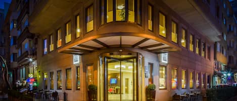 Fachada da propriedade à noite