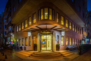 Fachada de la propiedad por la tarde o noche