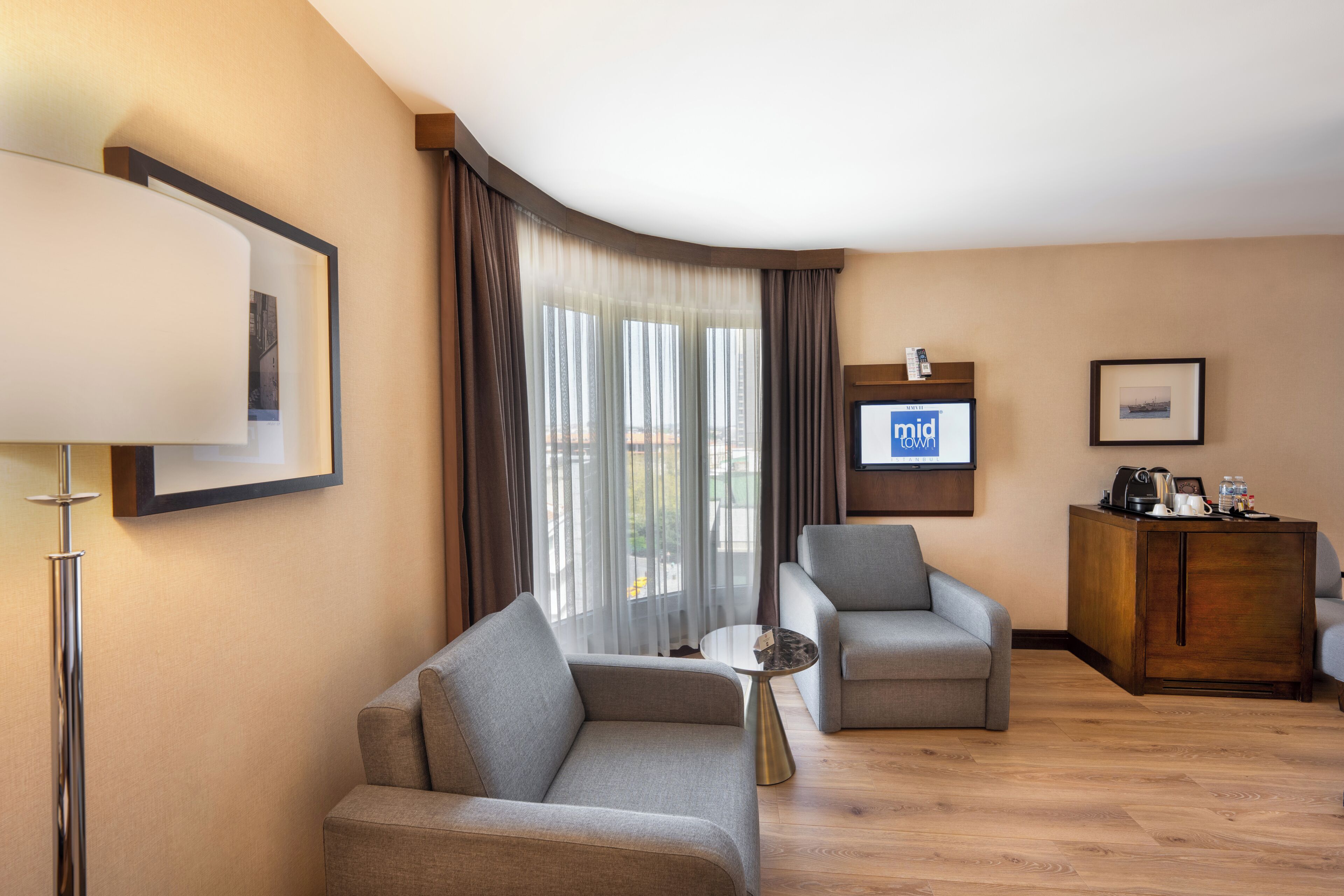 Suite, 1 cama doble, en esquina | Ropa de cama de alta calidad, colchones viscoelásticos, minibar