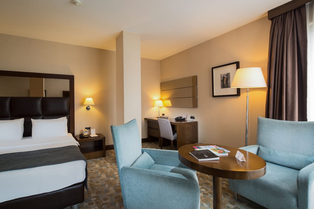 Suite, 1 Tempat Tidur Double, sudut | Area keluarga | Televisi LCD 32-inci dengan saluran TV digital dan TV