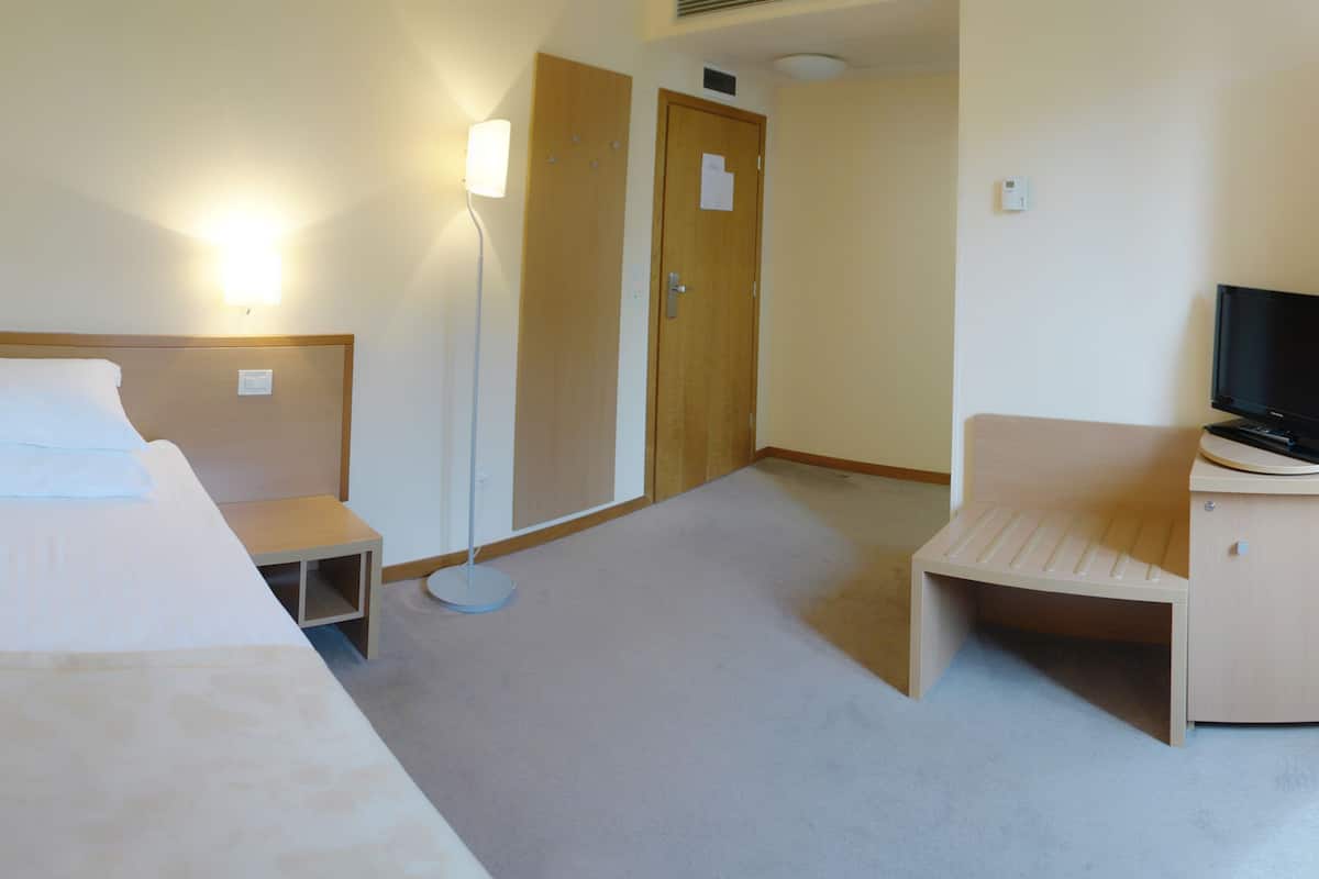 standard single room | minibar, in-room safe, desk, blackout curtains