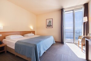 Superior kamer, 1 twee- of 2 eenpersoonsbedden, uitzicht op zee, aan het strand | Een minibar, een kluis op de kamer, een bureau, verduisterende gordijnen