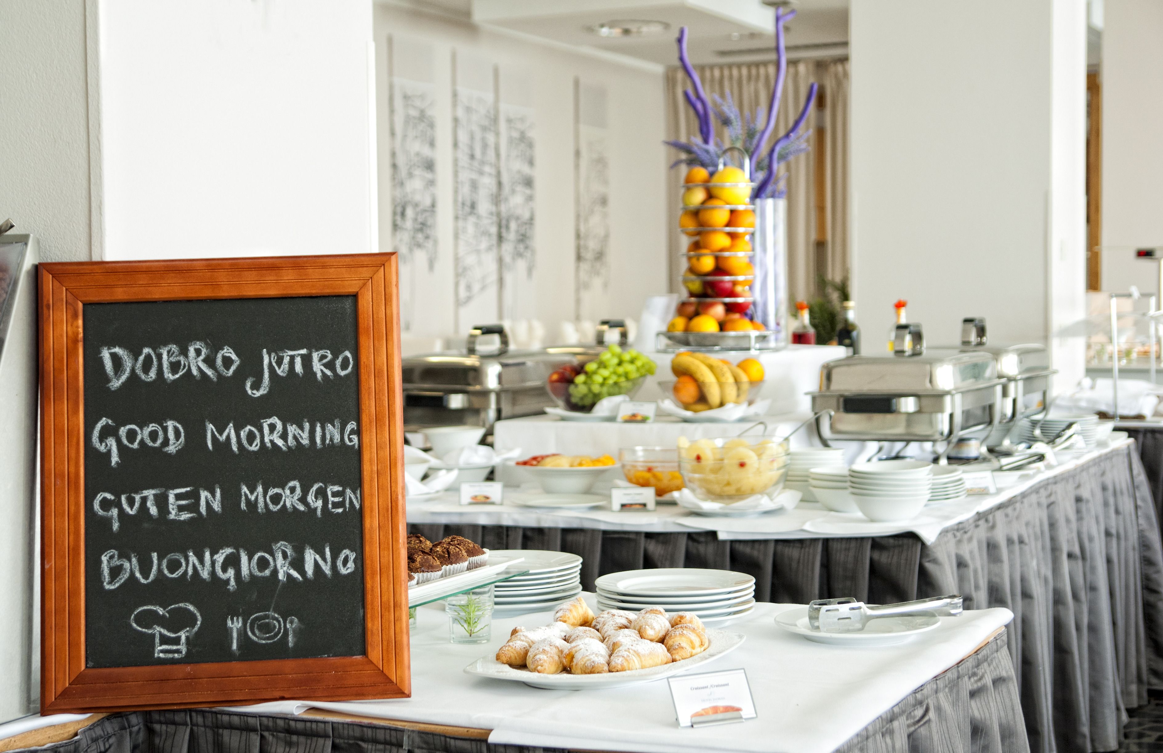 Ze serveren er ontbijt, lunch en diner 