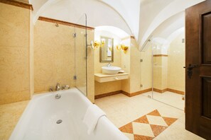 Duschwanne, kostenlose Toilettenartikel, Haartrockner, Handtücher