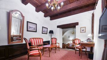 JUNIOR SUITE | Hypo-allergenic bedding, minibar, in-room safe, individually furnished