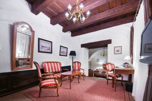 JUNIOR SUITE | Hypo-allergenic bedding, minibar, in-room safe, individually furnished