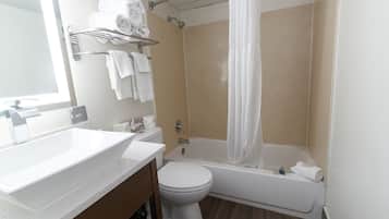 Combined shower/bathtub, free toiletries, hair dryer, towels