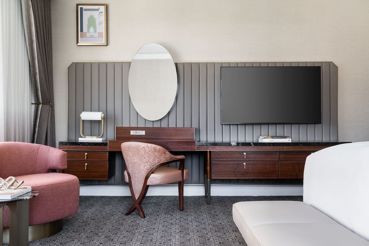 Ylelliset vuodevaatteet, untuvapeitot, minibaari, tallelokero huoneessa