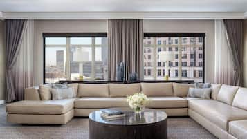 Club Suite, 1 Bedroom | Lounge | Cocktail bar