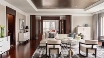 Suite Club, 1 habitación (Club Lounge Access) | Área de sala de estar | Smart TV, consola de videojuegos, Netflix y reproductor de DVD