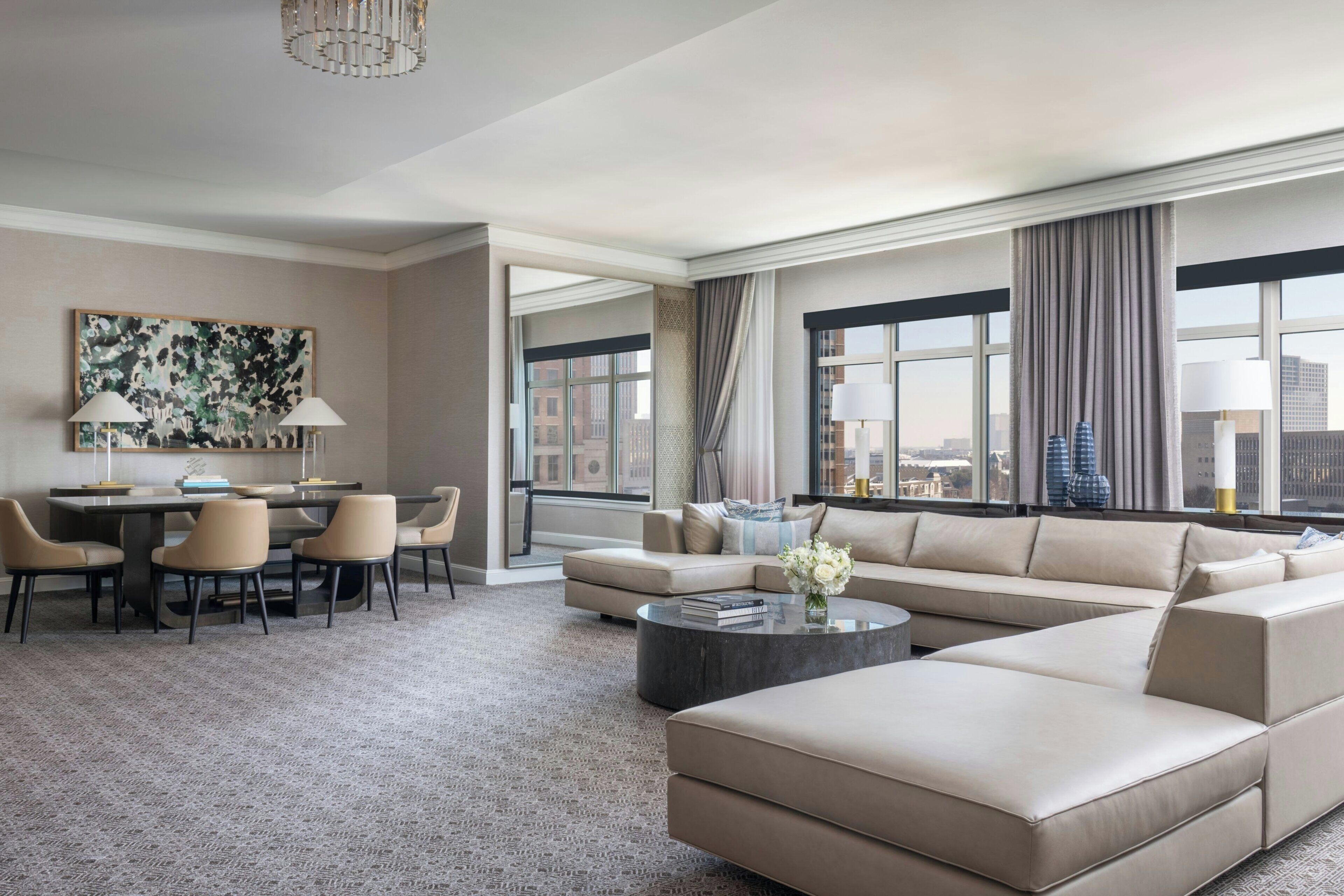 Club suite, 1 slaapkamer | Woonruimte | Een smart-tv, een videogameconsole, Netflix en een dvd-speler