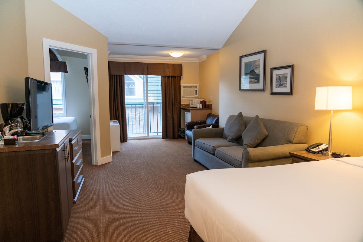 Superior Suite, 2 Bedrooms | Living area