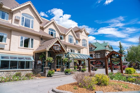 Exterior. Irwin's Mountain Inn