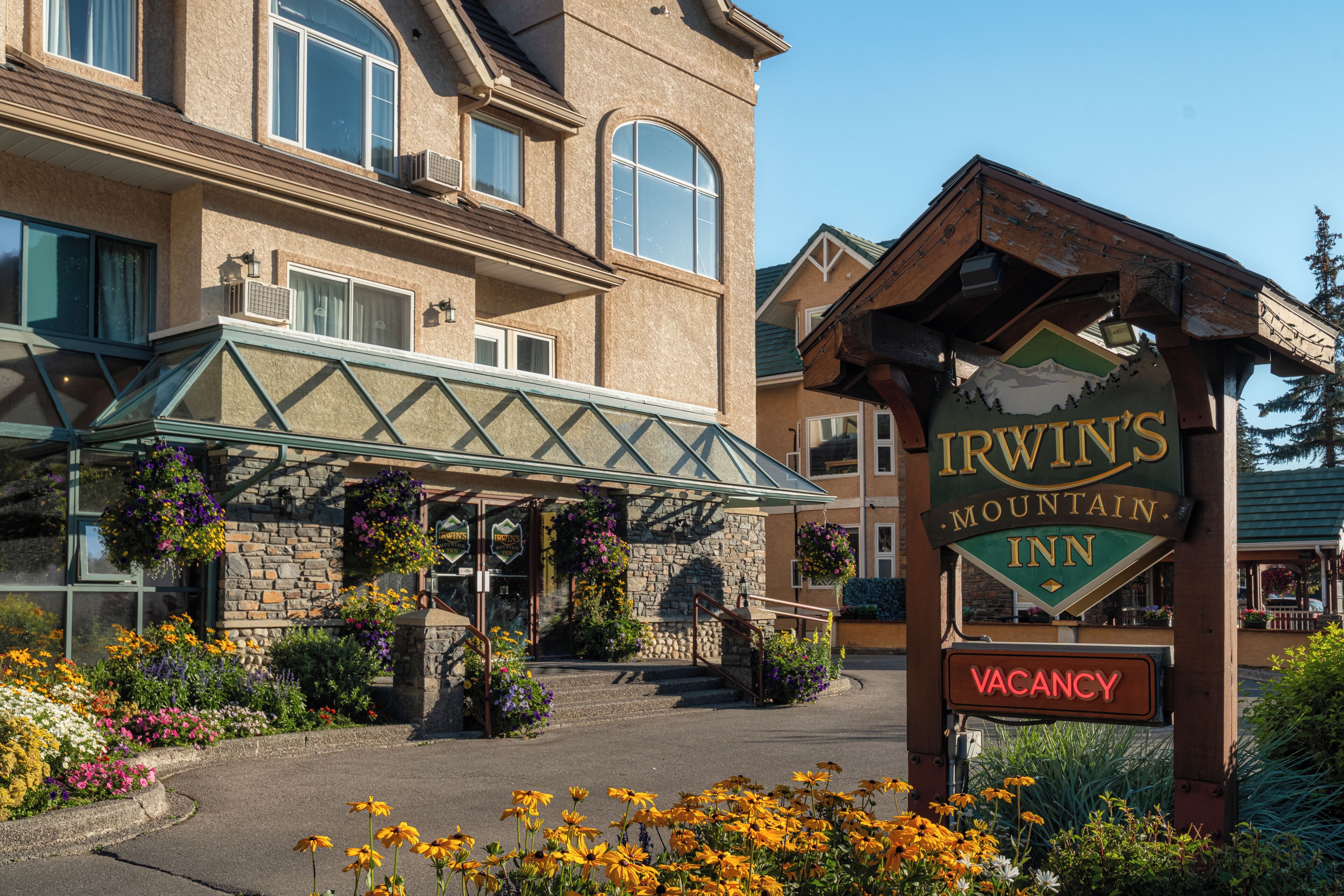 A hotel entrance with a sign indicating a vacancy.