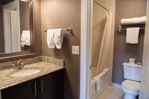 Superior Room, 2 Queen Beds | Bathroom - Irwin's Mountain Inn (Banff)