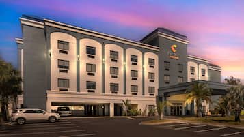 Bộ đồ giường cao cấp, bàn, khu vực làm việc phù hợp cho laptop