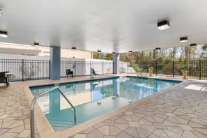 Outdoor pool - Comfort Suites West Jacksonville (Jacksonville)
