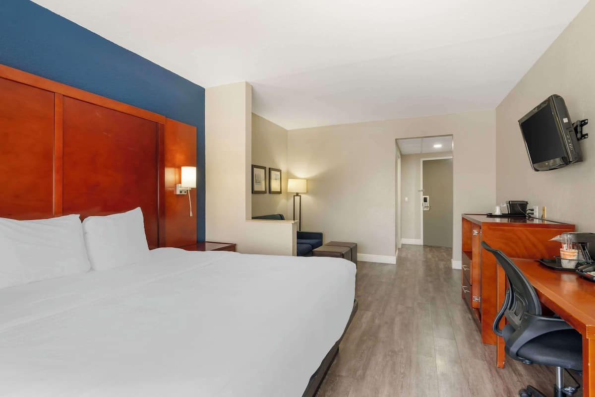Luxe beddengoed, een bureau, een laptopwerkplek