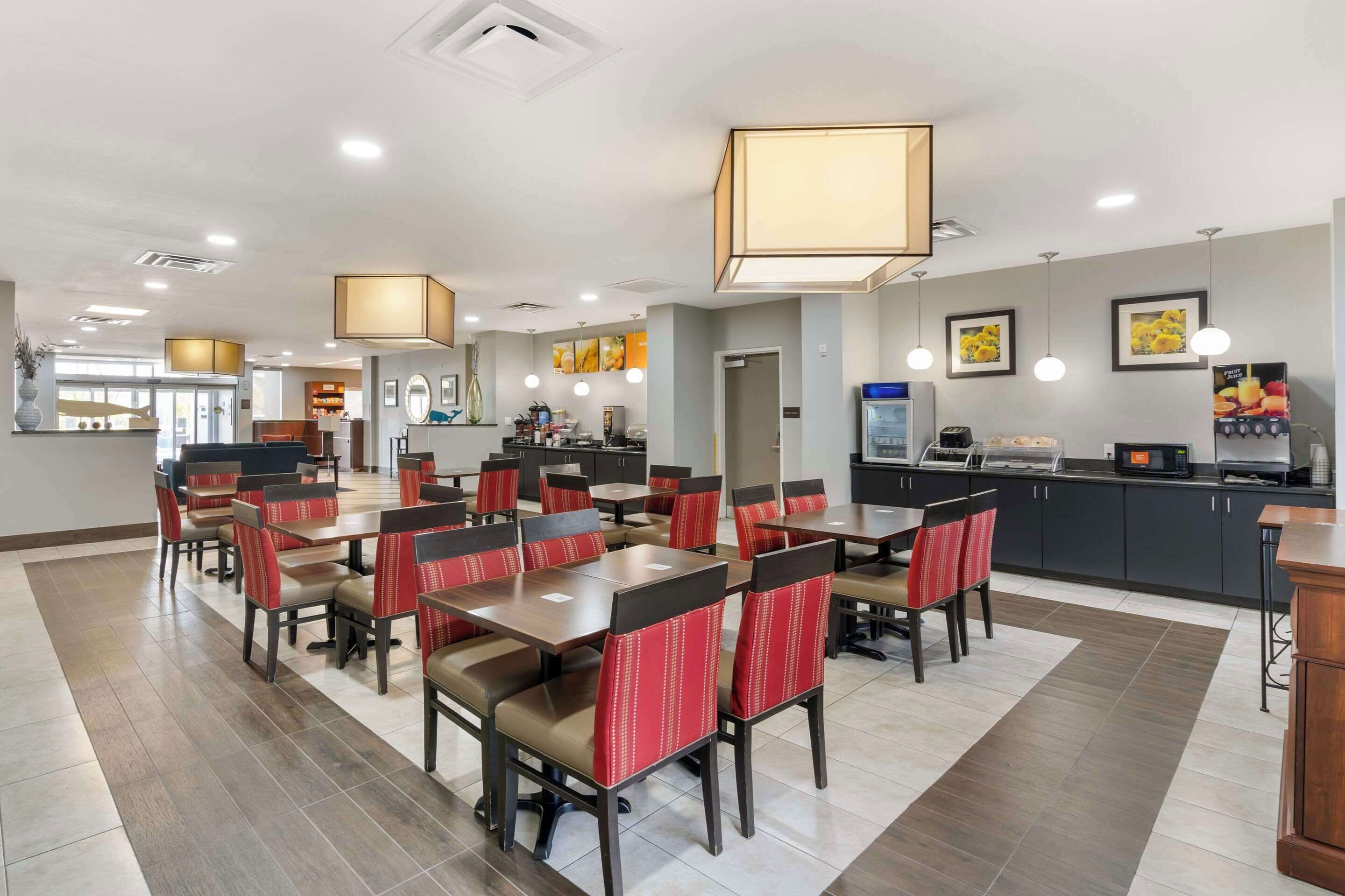 بوفيه فطور مجانًا يوميًا