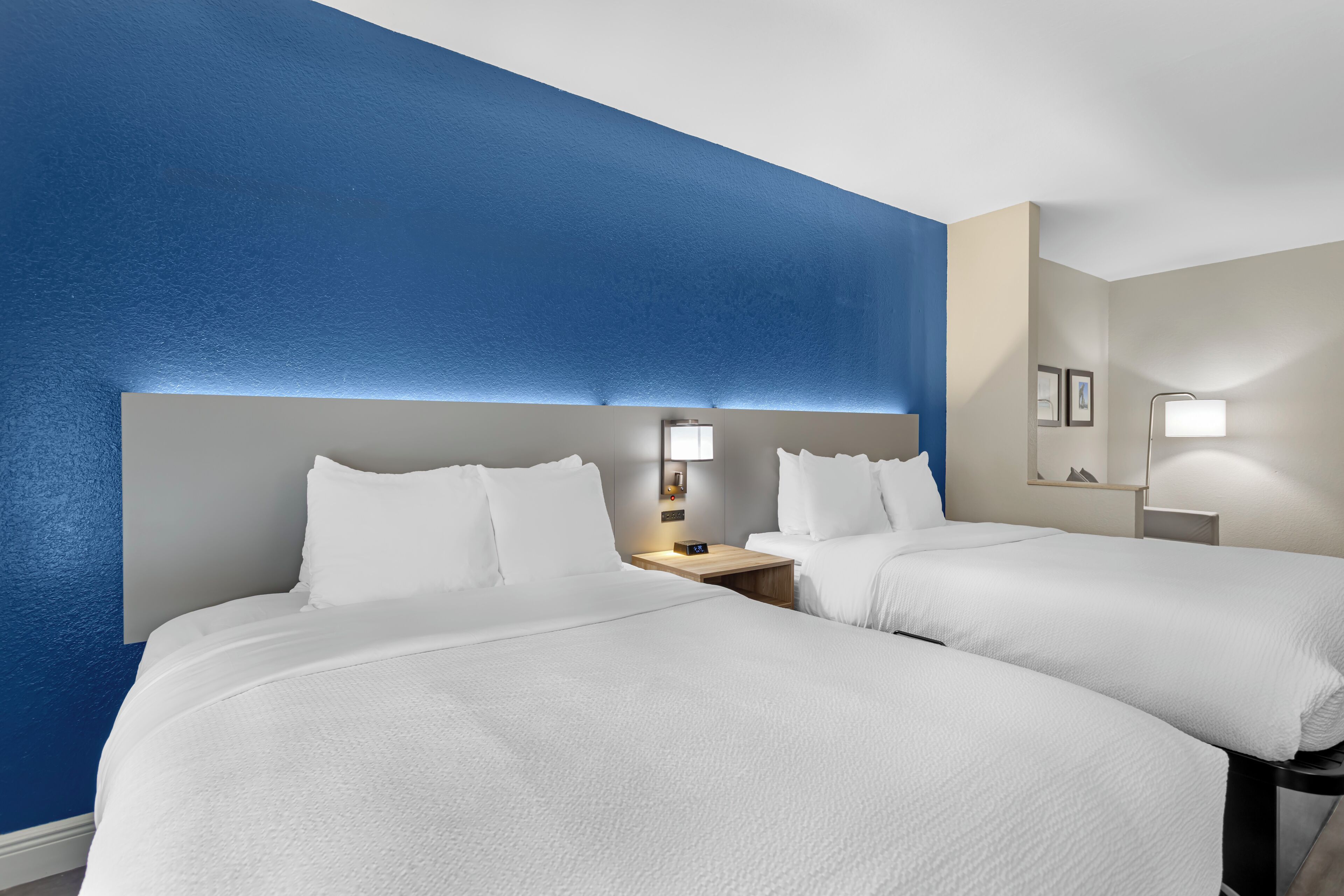 Luxe beddengoed, een bureau, een laptopwerkplek