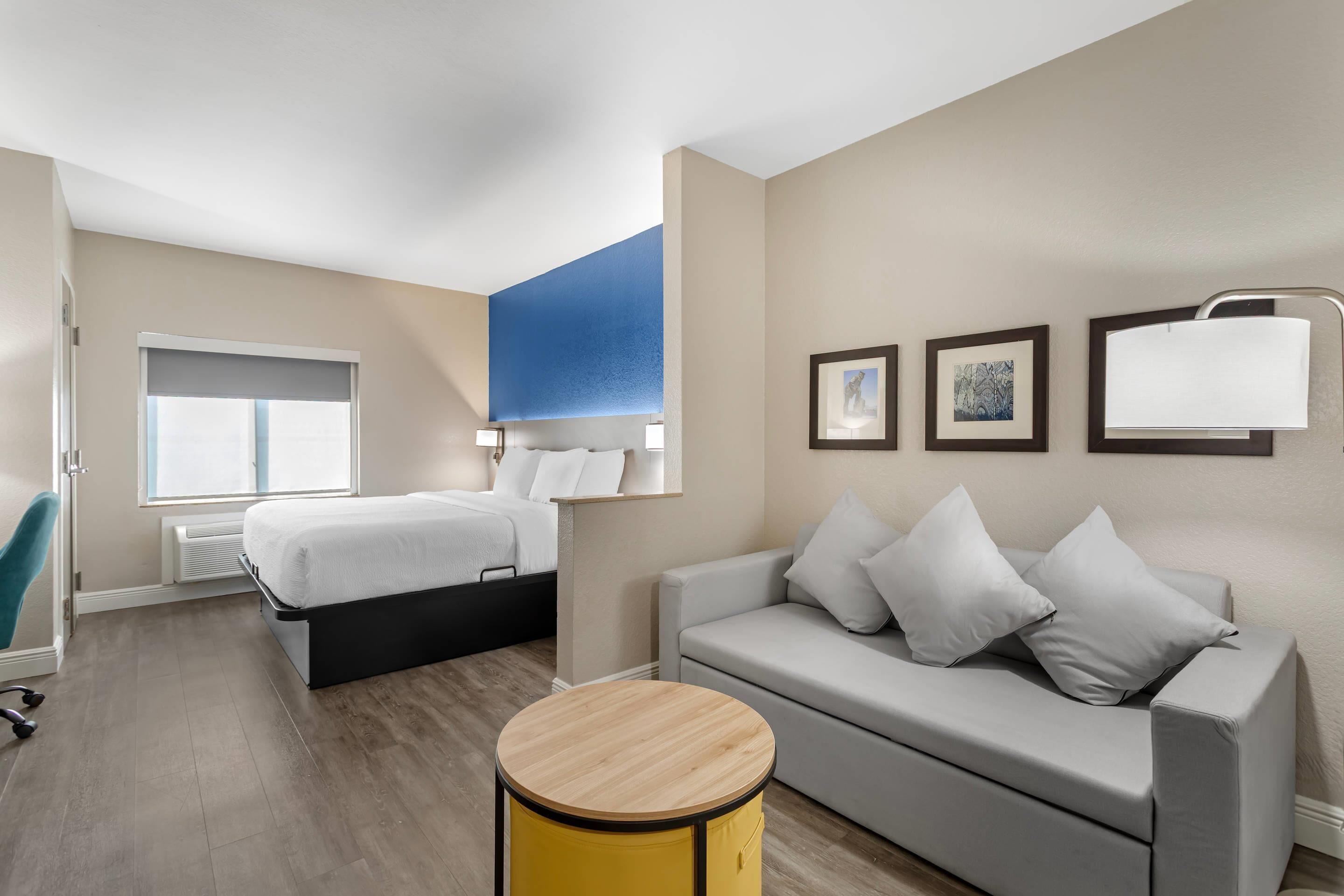 Suite, 1 letto king, non fumatori | Biancheria da letto di alta qualità, una scrivania, postazione laptop