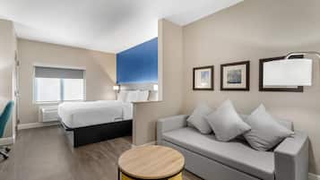 Suite, 1 letto king, non fumatori | Biancheria da letto di alta qualità, una scrivania, postazione laptop