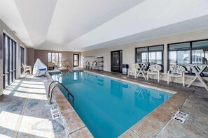Indoor pool - Garner Hotel Oklahoma City - Quail Springs by IHG (Oklahoma City)