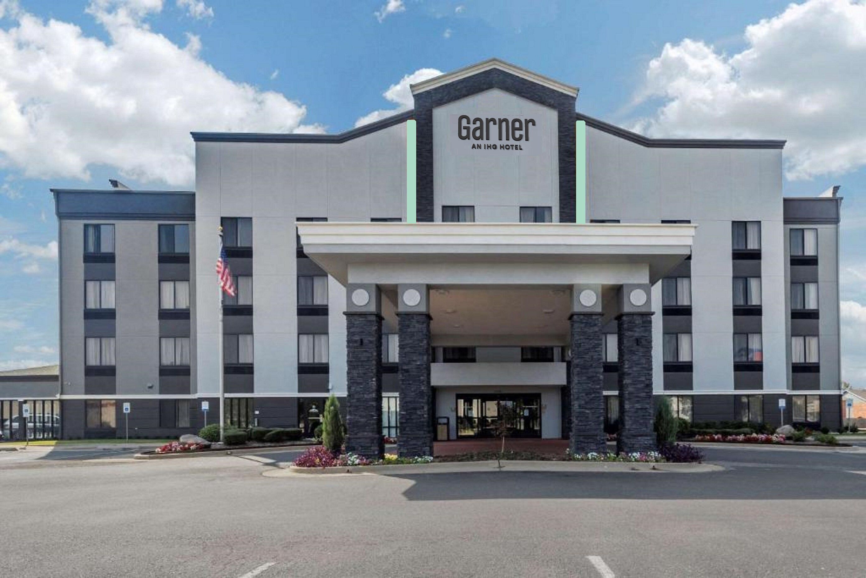 Un moderno edificio de hotel con un letrero destacado que dice 