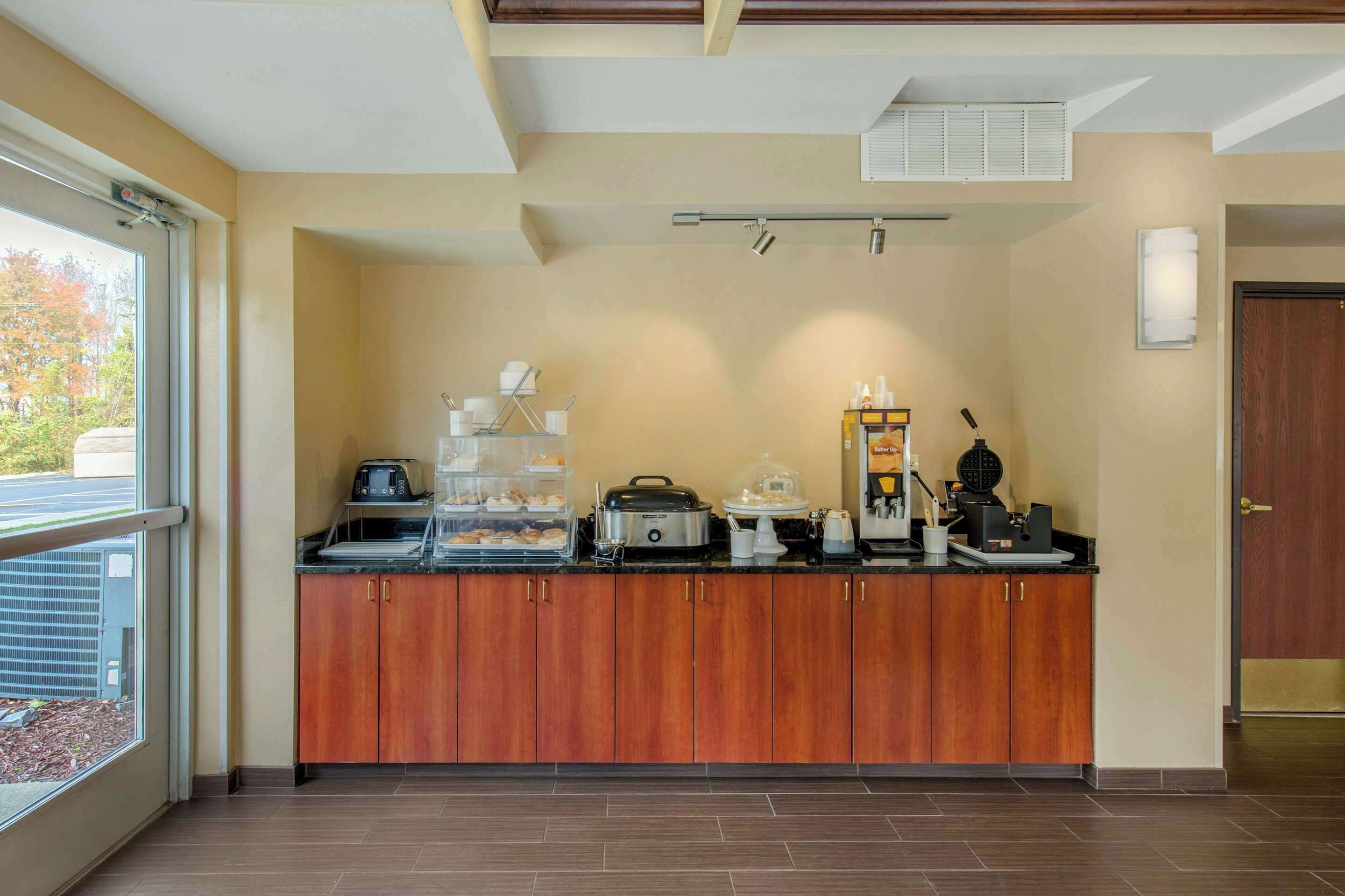 free buffet breakfast