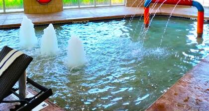 Holiday Inn Express & Suites Milwaukee Nw Park Place by IHG