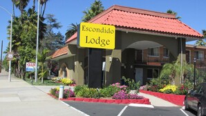 A building with a red roof and a sign that reads "Escondido Lodge". - Escondido Lodge (Escondido)