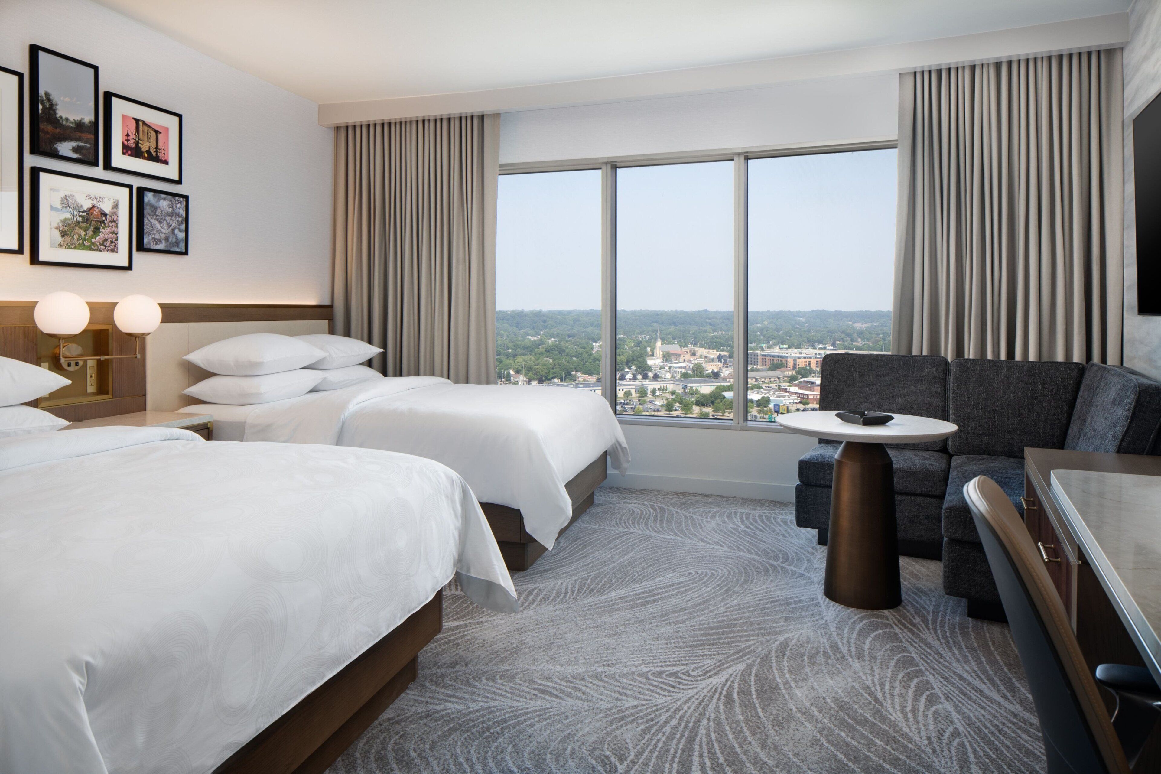 Executive Room, 1 Double Bed | Premium bedding, minibar, in-room safe, desk