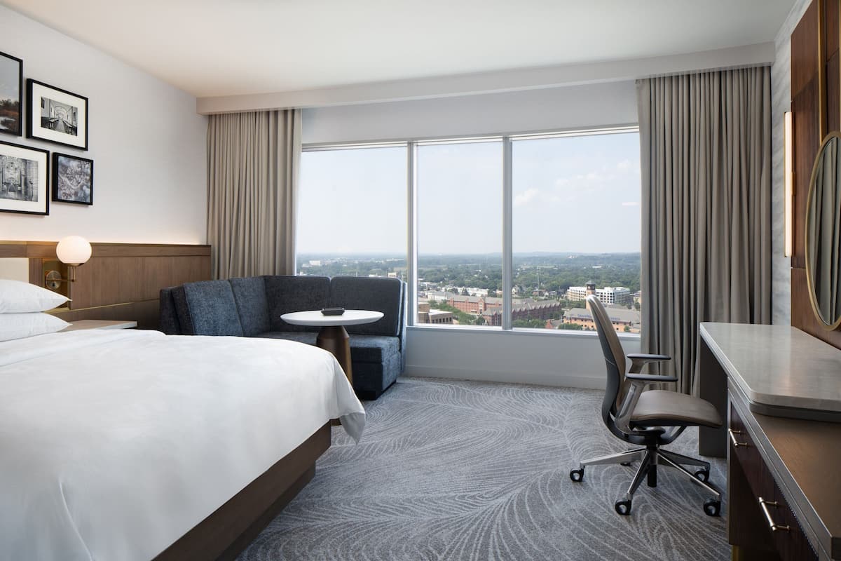 Executive Room, 1 King Bed | Premium bedding, minibar, in-room safe, desk