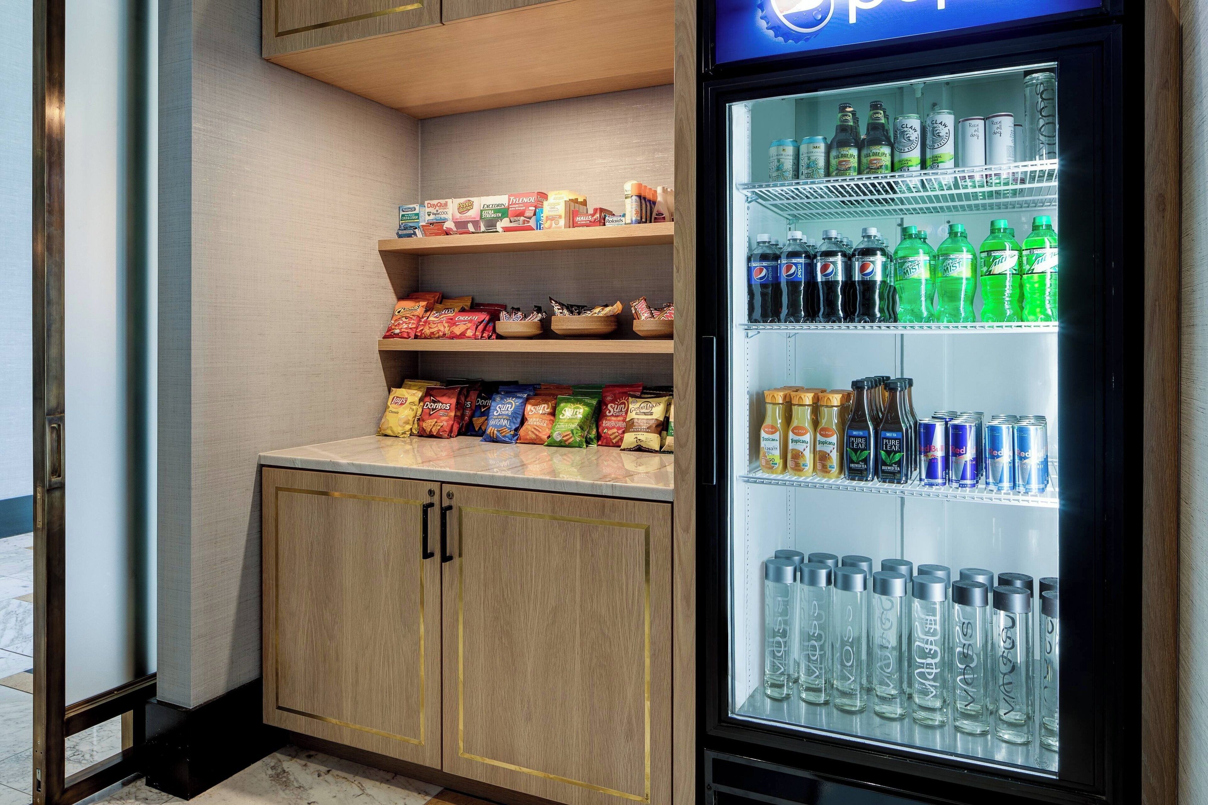 Een automaat met snacks en drankjes.