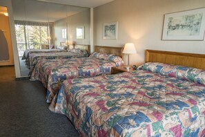 غرفة - سريران كبيران | مكتب ومكواة/لوح كي وأسرّة أطفال/رضّع وواي فاي مجانًا