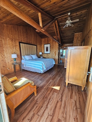 Escritorio, tabla de planchar con plancha y wifi gratis