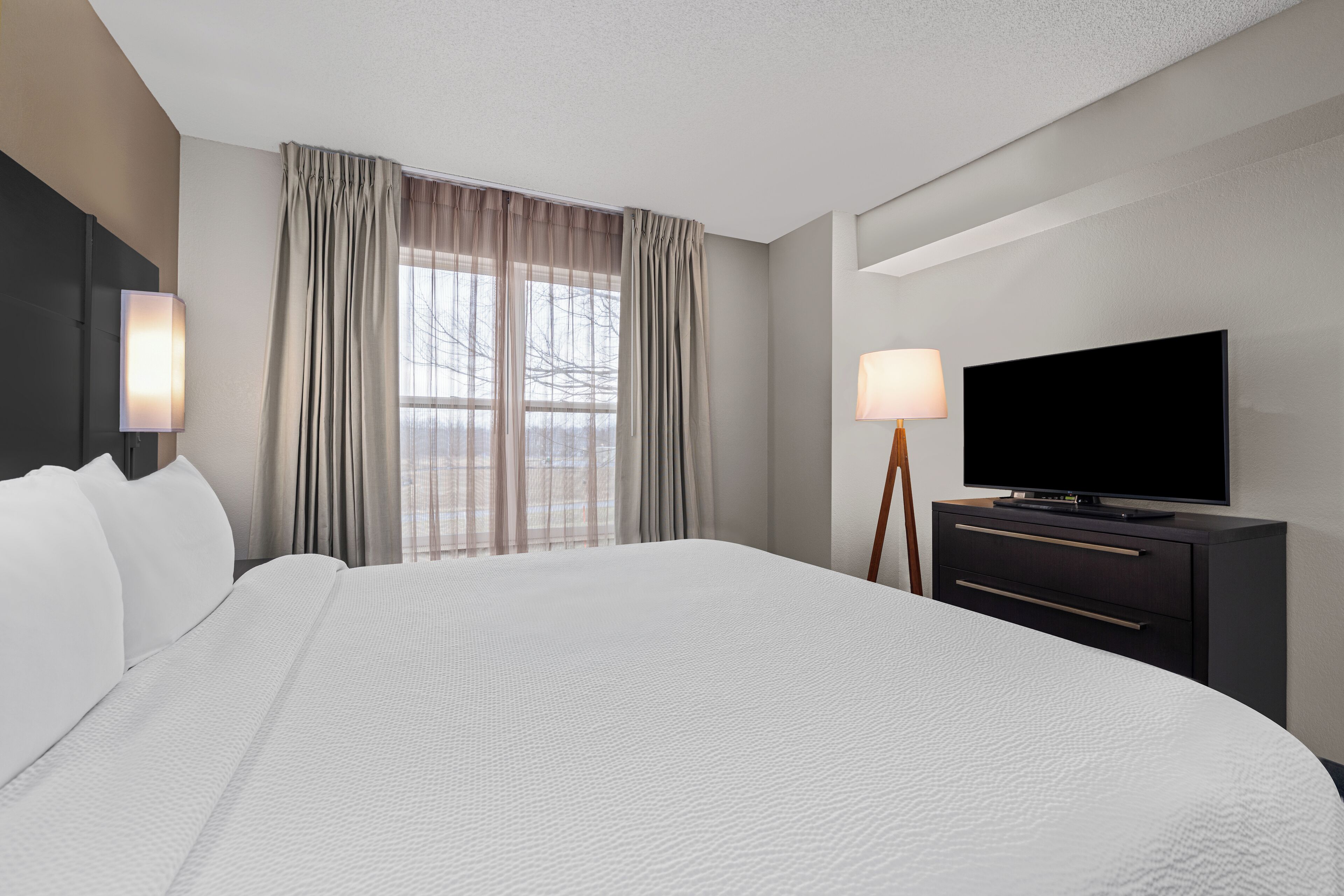 Een kluis op de kamer, een bureau, een strijkplank/strijkijzer