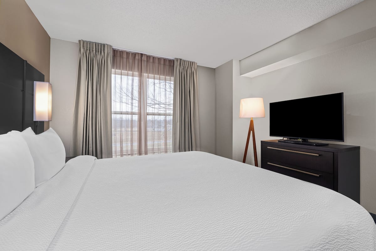 Een kluis op de kamer, een bureau, een strijkplank/strijkijzer