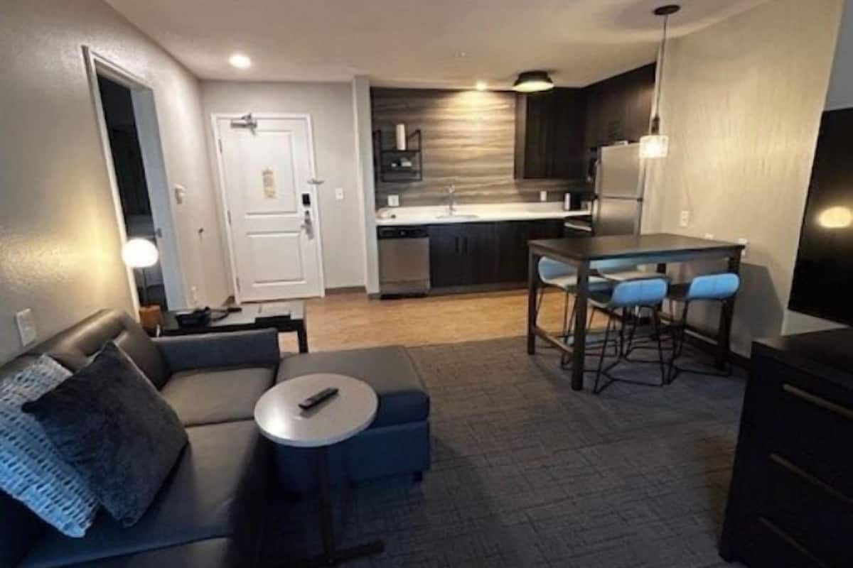 Flat-screen TV, Netflix, streaming services